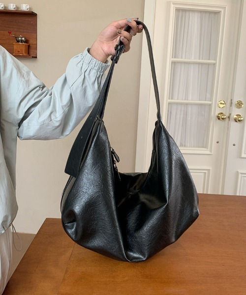 gossip!ロサンゼルス(ゴシップロサンゼルス)の「ソフトレザーシンプルショルダーバッグ トラベルバッグ 大容量 《通勤・通学に!》(ボストンバッグ・レディース・ブラック/ブラウン・FREE)」の10枚目の写真