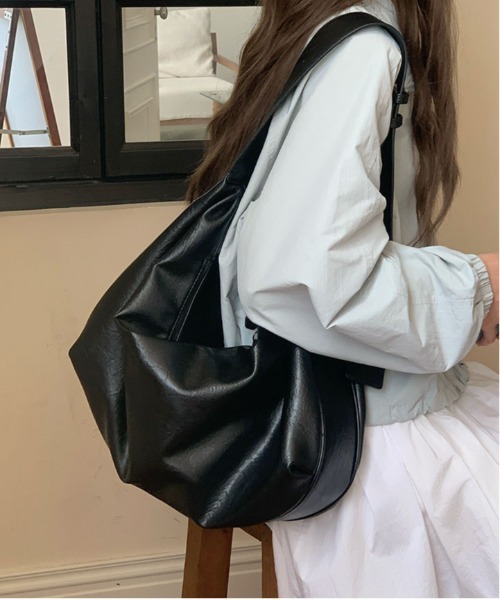 gossip!ロサンゼルス(ゴシップロサンゼルス)の「ソフトレザーシンプルショルダーバッグ トラベルバッグ 大容量 《通勤・通学に!》(ボストンバッグ・レディース・ブラック/ブラウン・FREE)」の11枚目の写真