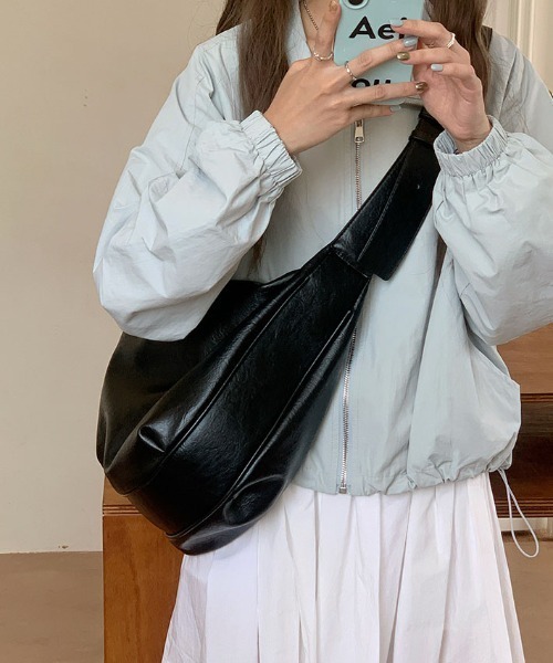 gossip!ロサンゼルス(ゴシップロサンゼルス)の「ソフトレザーシンプルショルダーバッグ トラベルバッグ 大容量 《通勤・通学に!》(ボストンバッグ・レディース・ブラック/ブラウン・FREE)」の12枚目の写真