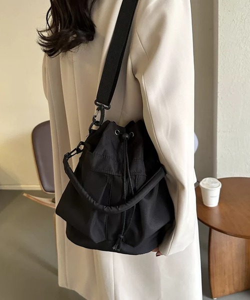 shopnikoniko(ショップニコニコ)の「巾着バッグ ショルダー ナイロン ドロスト 巾着ショルダーバッグ(ショルダーバッグ・レディース・ブラック/ホワイト・フリー)」の4枚目の写真