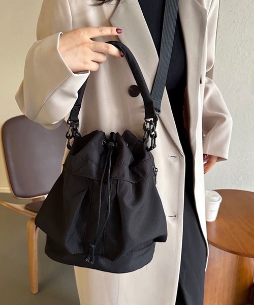 shopnikoniko(ショップニコニコ)の「巾着バッグ ショルダー ナイロン ドロスト 巾着ショルダーバッグ(ショルダーバッグ・レディース・ブラック/ホワイト・フリー)」の5枚目の写真