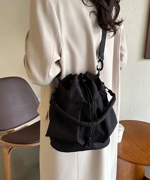 shopnikoniko(ショップニコニコ)の「巾着バッグ ショルダー ナイロン ドロスト 巾着ショルダーバッグ(ショルダーバッグ・レディース・ブラック/ホワイト・フリー)」の6枚目の写真