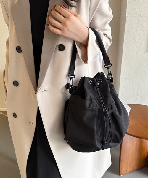 shopnikoniko(ショップニコニコ)の「巾着バッグ ショルダー ナイロン ドロスト 巾着ショルダーバッグ(ショルダーバッグ・レディース・ブラック/ホワイト・フリー)」の7枚目の写真