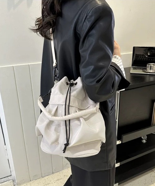shopnikoniko(ショップニコニコ)の「巾着バッグ ショルダー ナイロン ドロスト 巾着ショルダーバッグ(ショルダーバッグ・レディース・ブラック/ホワイト・フリー)」の11枚目の写真