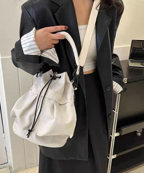 shopnikoniko(ショップニコニコ)の「巾着バッグ ショルダー ナイロン ドロスト 巾着ショルダーバッグ(ショルダーバッグ・レディース・ブラック/ホワイト・フリー)」の12枚目の写真