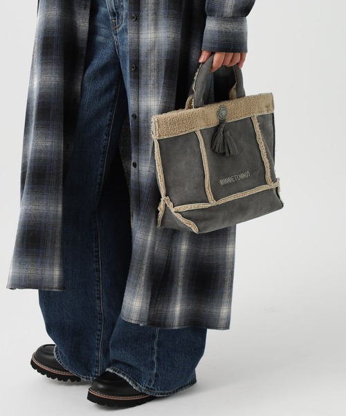 Minnetonka（ミネトンカ）の「【MINNETONKA(ミネトンカ)】別注ショルダートート（ショルダーバッグ・レディース・チャコール/キャメル・FREE）」の2枚目の写真