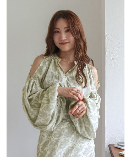 Ungrid（アングリッド）の「フラワープリントショートブラウス（シャツ/ブラウス・レディース・アイボリー/ブラック・FREE）」の2枚目の写真