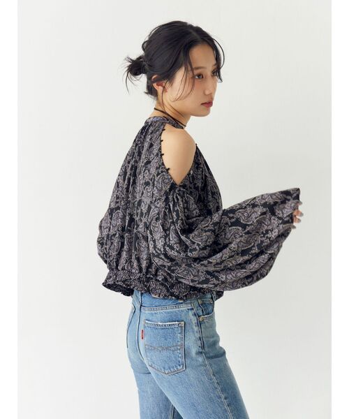 Ungrid（アングリッド）の「フラワープリントショートブラウス（シャツ/ブラウス・レディース・アイボリー/ブラック・FREE）」の4枚目の写真