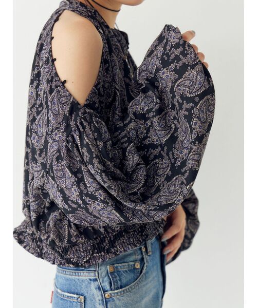 Ungrid（アングリッド）の「フラワープリントショートブラウス（シャツ/ブラウス・レディース・アイボリー/ブラック・FREE）」の5枚目の写真