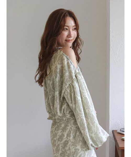 Ungrid（アングリッド）の「フラワープリントショートブラウス（シャツ/ブラウス・レディース・アイボリー/ブラック・FREE）」の9枚目の写真