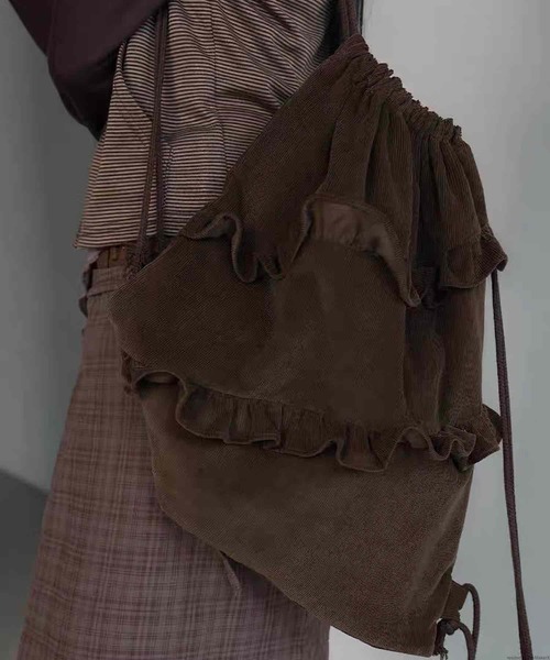VIBGYOR（ヴィブジョー）の「Liaa/コーデュロイ フリル ナップサック リュック A18700（バックパック/リュック・レディース・ベージュ/ブラウン/カーキ・FREE）」の2枚目の写真