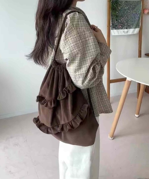 VIBGYOR（ヴィブジョー）の「Liaa/コーデュロイ フリル ナップサック リュック A18700（バックパック/リュック・レディース・ベージュ/ブラウン/カーキ・FREE）」の4枚目の写真