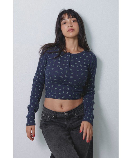 ALEXIA STAM(アリシアスタン)の「Henley Neck Floral Long Sleeve Tee /フラワーヘンリーネックTシャツ(Tシャツ/カットソー・レディース・グレー/ホワイト/ネイビー・FREE)」の1枚目の写真