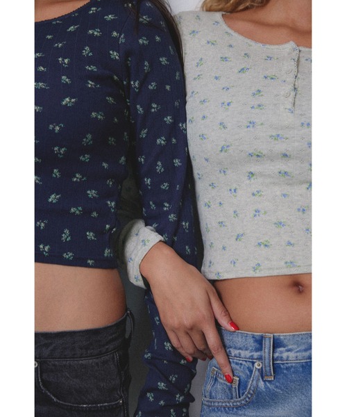 ALEXIA STAM(アリシアスタン)の「Henley Neck Floral Long Sleeve Tee /フラワーヘンリーネックTシャツ(Tシャツ/カットソー・レディース・グレー/ホワイト/ネイビー・FREE)」の11枚目の写真