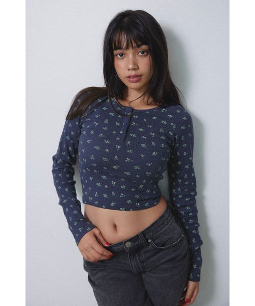 ALEXIA STAM(アリシアスタン)の「Henley Neck Floral Long Sleeve Tee /フラワーヘンリーネックTシャツ(Tシャツ/カットソー・レディース・グレー/ホワイト/ネイビー・FREE)」の4枚目の写真