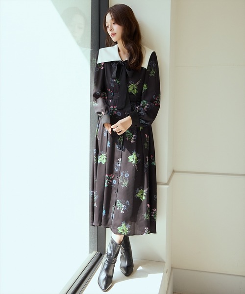 AND COUTURE(アンドクチュール)の「ドローイングフラワー配色襟長袖ワンピース(ワンピース・レディース・ブラック系その他/ベージュ系その他/グリーン系その他・FREE)」の1枚目の写真