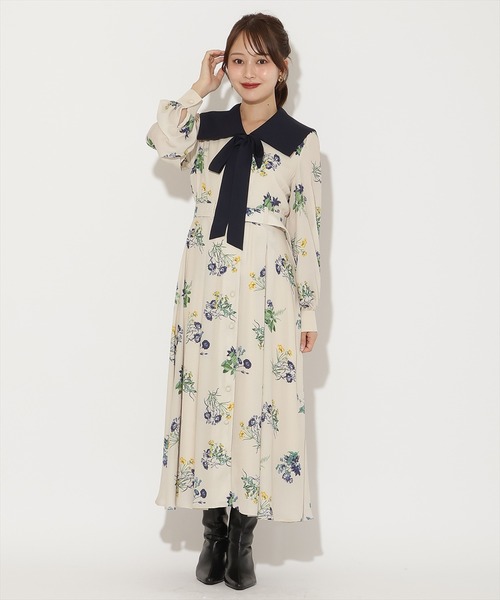 AND COUTURE(アンドクチュール)の「ドローイングフラワー配色襟長袖ワンピース(ワンピース・レディース・ブラック系その他/ベージュ系その他/グリーン系その他・FREE)」の2枚目の写真