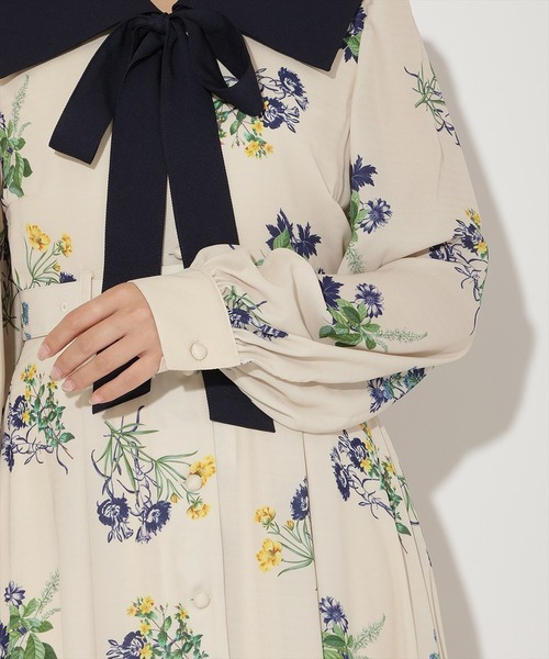 AND COUTURE(アンドクチュール)の「ドローイングフラワー配色襟長袖ワンピース(ワンピース・レディース・ブラック系その他/ベージュ系その他/グリーン系その他・FREE)」の12枚目の写真