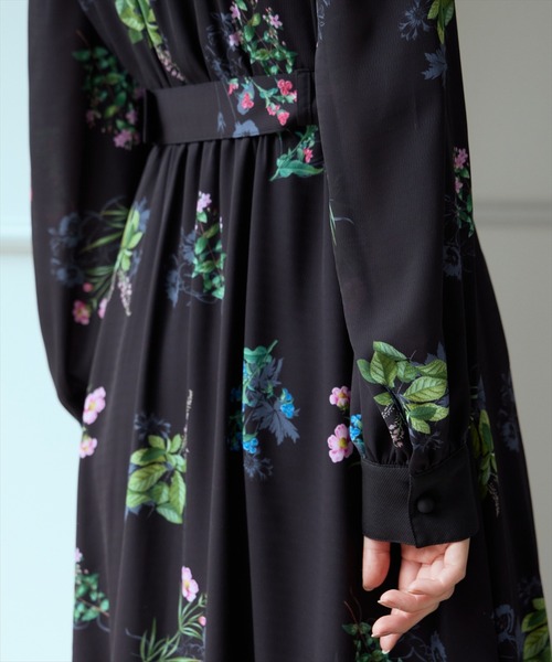 AND COUTURE(アンドクチュール)の「ドローイングフラワー配色襟長袖ワンピース(ワンピース・レディース・ブラック系その他/ベージュ系その他/グリーン系その他・FREE)」の8枚目の写真