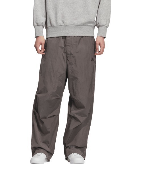 adidas(アディダス)の「【別注】アディダス adidas オーバーサイズフィット ウーブン フル レングス パラシュート パンツ ア 限定コラボ(その他パンツ・メンズ・ブラック/チャコールグレー/オリーブ・S/3L/LL/L/M)」の2枚目の写真