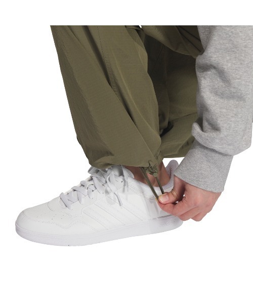 adidas(アディダス)の「【別注】アディダス adidas オーバーサイズフィット ウーブン フル レングス パラシュート パンツ ア 限定コラボ(その他パンツ・メンズ・ブラック/チャコールグレー/オリーブ・S/3L/LL/L/M)」の14枚目の写真