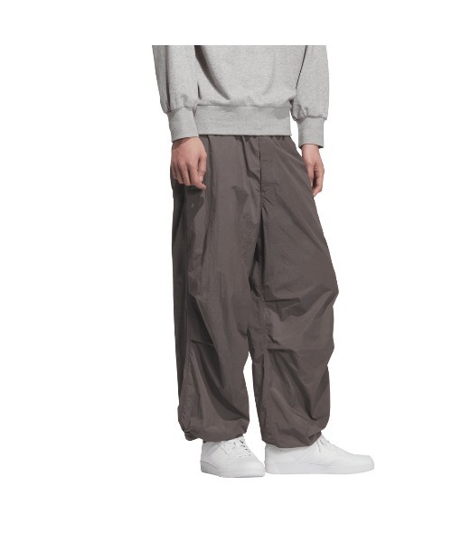 adidas(アディダス)の「【別注】アディダス adidas オーバーサイズフィット ウーブン フル レングス パラシュート パンツ ア 限定コラボ(その他パンツ・メンズ・ブラック/チャコールグレー/オリーブ・S/3L/LL/L/M)」の9枚目の写真