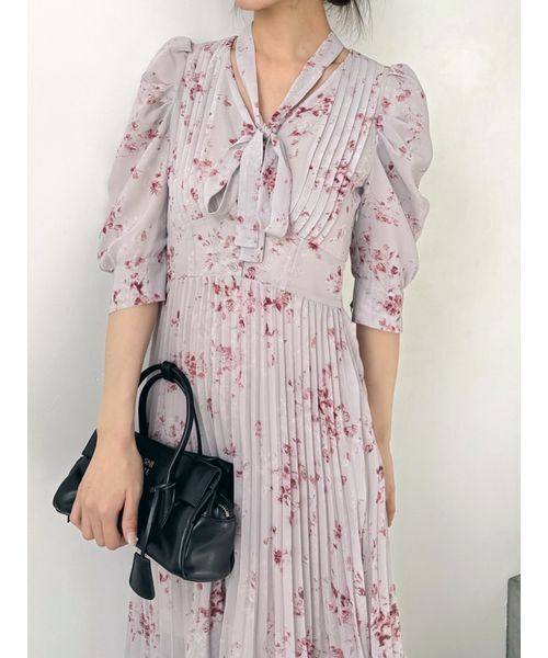 SNIDEL（スナイデル）の「Sustainableプリーツプリントワンピース（ワンピース・レディース・グレー/アイボリー/ライトグレー・1/0）」の22枚目の写真