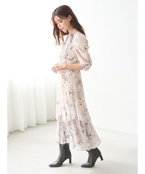 SNIDEL（スナイデル）の「Sustainableプリーツプリントワンピース（ワンピース・レディース・グレー/アイボリー/ライトグレー・1/0）」の17枚目の写真