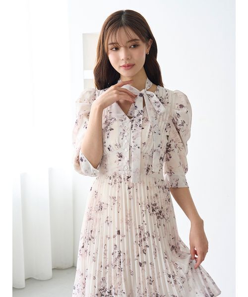 SNIDEL（スナイデル）の「Sustainableプリーツプリントワンピース（ワンピース・レディース・グレー/アイボリー/ライトグレー・1/0）」の18枚目の写真