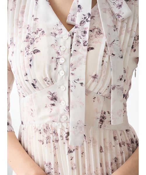 SNIDEL（スナイデル）の「Sustainableプリーツプリントワンピース（ワンピース・レディース・グレー/アイボリー/ライトグレー・1/0）」の20枚目の写真