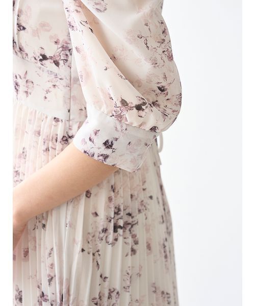 SNIDEL（スナイデル）の「Sustainableプリーツプリントワンピース（ワンピース・レディース・グレー/アイボリー/ライトグレー・1/0）」の9枚目の写真