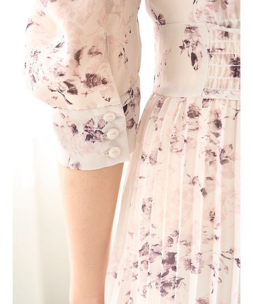 SNIDEL（スナイデル）の「Sustainableプリーツプリントワンピース（ワンピース・レディース・グレー/アイボリー/ライトグレー・1/0）」の13枚目の写真