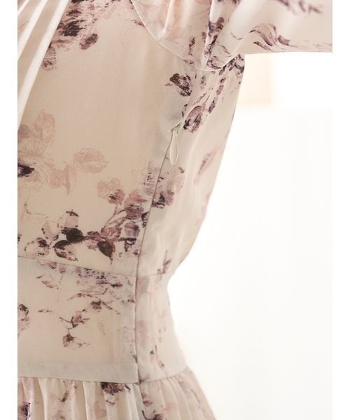 SNIDEL（スナイデル）の「Sustainableプリーツプリントワンピース（ワンピース・レディース・グレー/アイボリー/ライトグレー・1/0）」の4枚目の写真