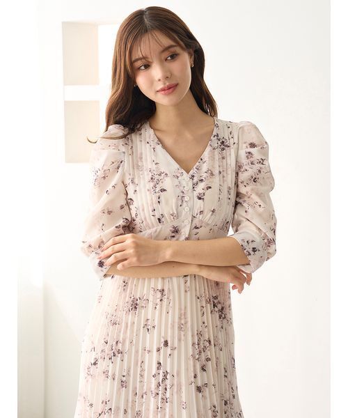 SNIDEL（スナイデル）の「Sustainableプリーツプリントワンピース（ワンピース・レディース・グレー/アイボリー/ライトグレー・1/0）」の5枚目の写真