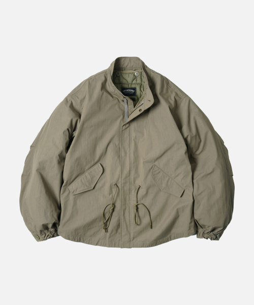 FRIZMWORKS(フリズムワークス)の「OSCAR FISHTAIL JACKET 003 _ KHAKI BEIGE(ミリタリージャケット・メンズ・その他・LARGE/X-LARGE/MEDIUM/SMALL)」の2枚目の写真