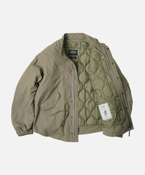 FRIZMWORKS(フリズムワークス)の「OSCAR FISHTAIL JACKET 003 _ KHAKI BEIGE(ミリタリージャケット・メンズ・その他・LARGE/X-LARGE/MEDIUM/SMALL)」の3枚目の写真