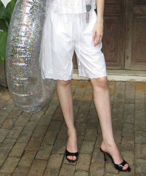 Rose Scallop Half Pants (White)