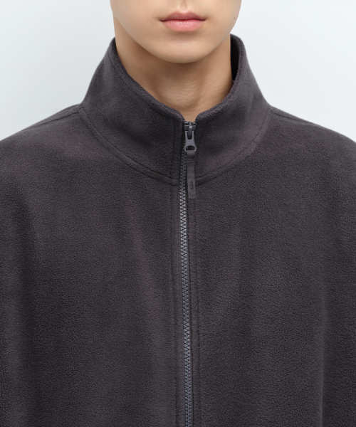 MUSINSA STANDARD（ムシンサスタンダード）の「エッセンシャルポーラフリースハイネックジャケット[ダークグレー]（その他アウター・メンズ・その他・MEDIUM/LARGE/X-LARGE/XX-LARGE）」の4枚目の写真