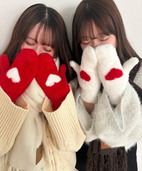 kutir(クティール)の「kutirlune/ふわふわハート手袋/ミトン(手袋・レディース・ライトホワイト/レッド・FREE)」の1枚目の写真