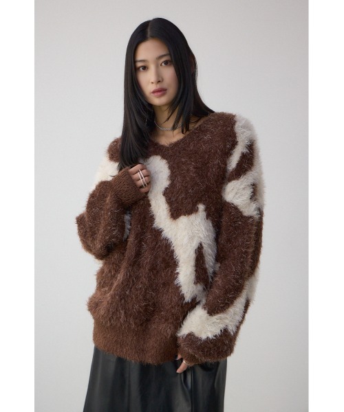 AZUL by moussy(アズールバイマウジー)の「【身長/骨格別着用画像あり】ニュアンスカウ柄Vネックニットトップス 秋服 冬服 牛柄 シャギー(ニット/セーター・レディース・グレー系その他/ベージュ系その他/ブラウン系その他・FREE)」の6枚目の写真