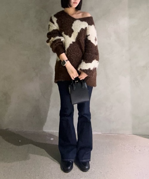 AZUL by moussy(アズールバイマウジー)の「【身長/骨格別着用画像あり】ニュアンスカウ柄Vネックニットトップス 秋服 冬服 牛柄 シャギー(ニット/セーター・レディース・グレー系その他/ベージュ系その他/ブラウン系その他・FREE)」の15枚目の写真