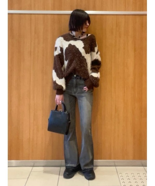 AZUL by moussy(アズールバイマウジー)の「【身長/骨格別着用画像あり】ニュアンスカウ柄Vネックニットトップス 秋服 冬服 牛柄 シャギー(ニット/セーター・レディース・グレー系その他/ベージュ系その他/ブラウン系その他・FREE)」の17枚目の写真