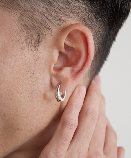 TOM WOOD(トムウッド)の「TOM WOOD / トムウッド Liz Hoop シルバー925 ピアス(ピアス(両耳用)・メンズ・シルバー・ONE SIZE)」の9枚目の写真