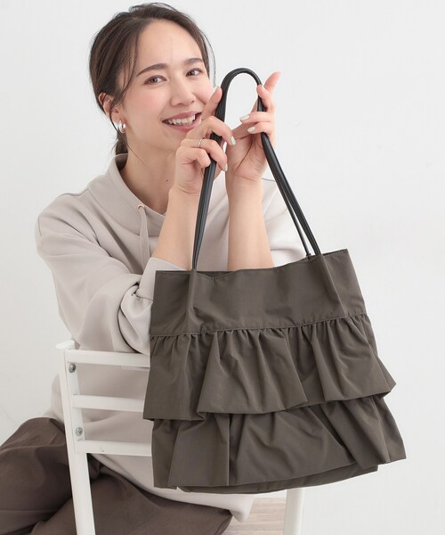 SHOO・LA・RUE(シューラルー)の「【撥水】つまみハンドルフリルトートバッグ(トートバッグ・レディース・グレー/ブラウン系/ブラック・00)」の1枚目の写真