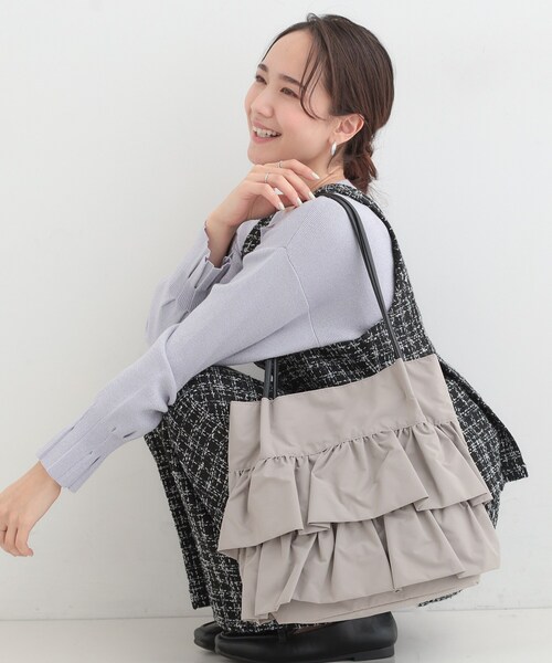 SHOO・LA・RUE(シューラルー)の「【撥水】つまみハンドルフリルトートバッグ(トートバッグ・レディース・グレー/ブラウン系/ブラック・00)」の3枚目の写真