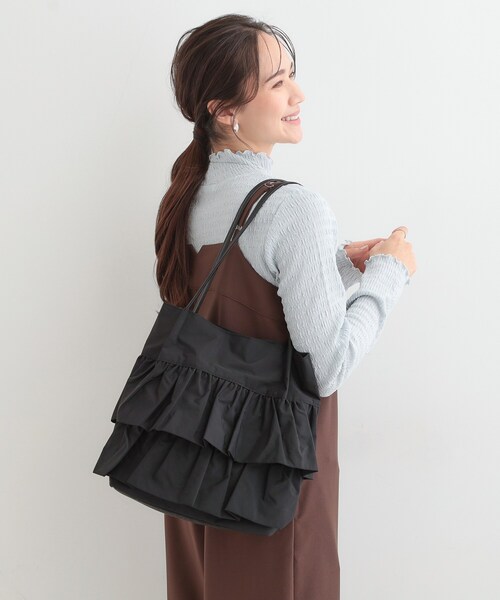 SHOO・LA・RUE(シューラルー)の「【撥水】つまみハンドルフリルトートバッグ(トートバッグ・レディース・グレー/ブラウン系/ブラック・00)」の2枚目の写真