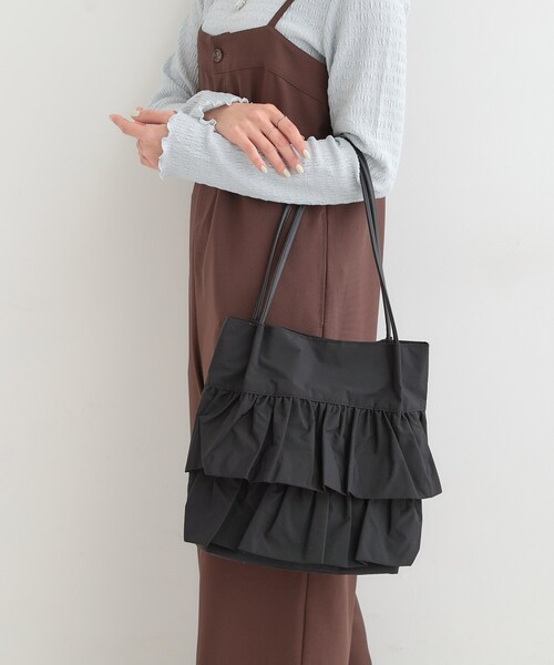 SHOO・LA・RUE(シューラルー)の「【撥水】つまみハンドルフリルトートバッグ(トートバッグ・レディース・グレー/ブラウン系/ブラック・00)」の4枚目の写真