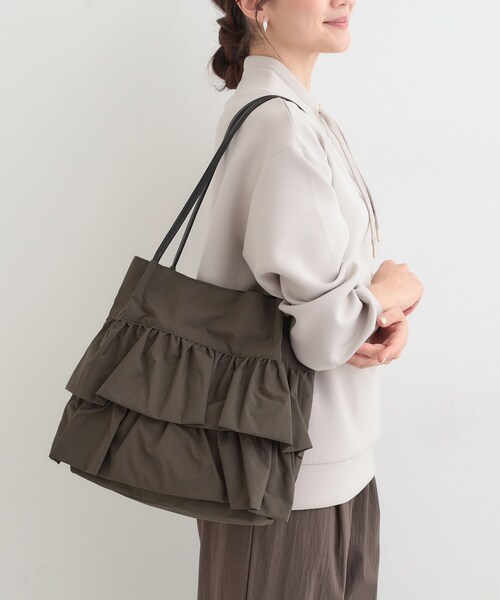 SHOO・LA・RUE(シューラルー)の「【撥水】つまみハンドルフリルトートバッグ(トートバッグ・レディース・グレー/ブラウン系/ブラック・00)」の6枚目の写真