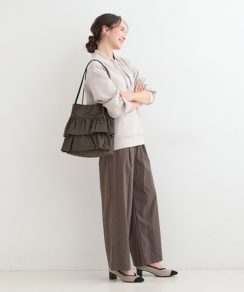 SHOO・LA・RUE(シューラルー)の「【撥水】つまみハンドルフリルトートバッグ(トートバッグ・レディース・グレー/ブラウン系/ブラック・00)」の7枚目の写真