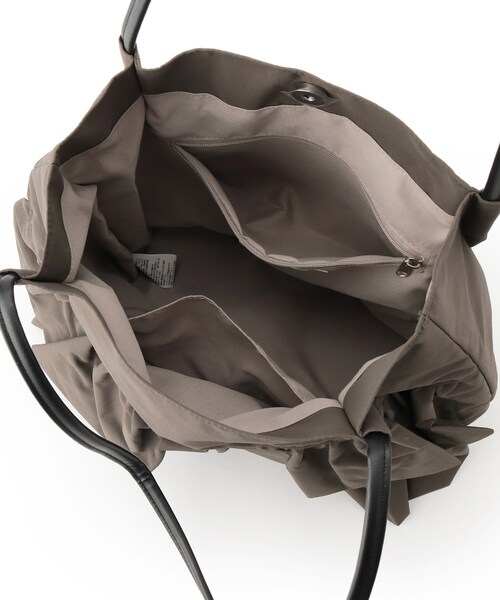 SHOO・LA・RUE(シューラルー)の「【撥水】つまみハンドルフリルトートバッグ(トートバッグ・レディース・グレー/ブラウン系/ブラック・00)」の18枚目の写真